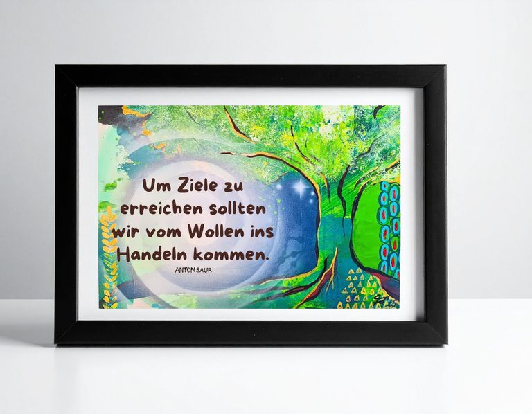 Ein gerahmtes Bild mit einem grünen, abstrakten Baum und dem Zitat "Um Ziele zu erreichen sollten wir vom Wollen ins Handeln kommen" von Anton Saur, auf einem weißen Hintergrund.